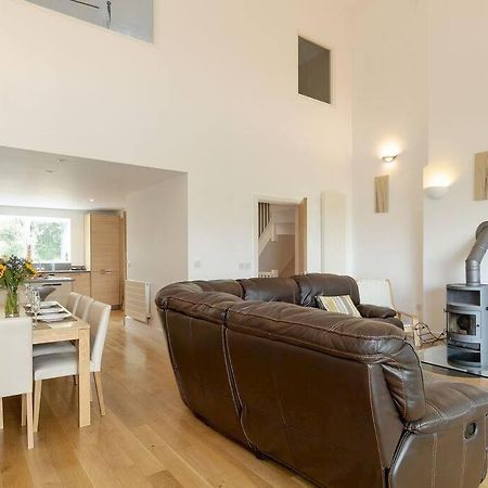 Cotswolds Lake Side Home With Luxury Spa Swallows Nest,Lower Mill Estate, Lakeside Home And Spa With A Harry Potter Cupboard Under The Stairs Somerford Keynes エクステリア 写真