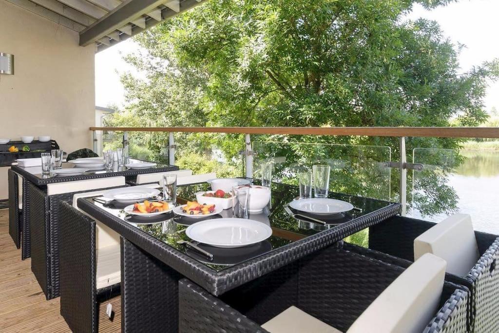Cotswolds Lake Side Home With Luxury Spa Swallows Nest,Lower Mill Estate, Lakeside Home And Spa With A Harry Potter Cupboard Under The Stairs Somerford Keynes エクステリア 写真
