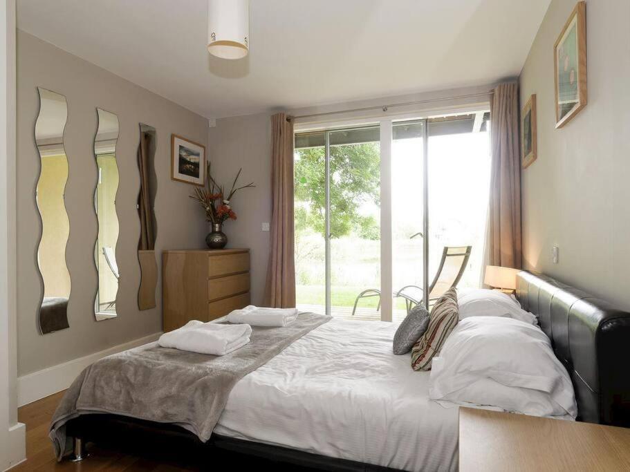 Cotswolds Lake Side Home With Luxury Spa Swallows Nest,Lower Mill Estate, Lakeside Home And Spa With A Harry Potter Cupboard Under The Stairs Somerford Keynes エクステリア 写真
