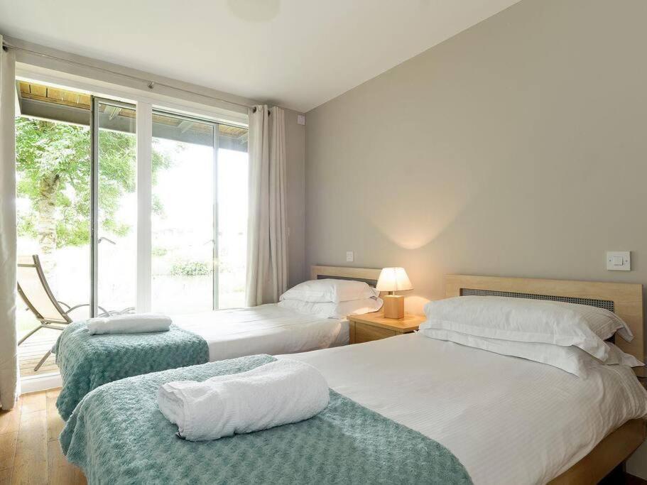 Cotswolds Lake Side Home With Luxury Spa Swallows Nest,Lower Mill Estate, Lakeside Home And Spa With A Harry Potter Cupboard Under The Stairs Somerford Keynes エクステリア 写真