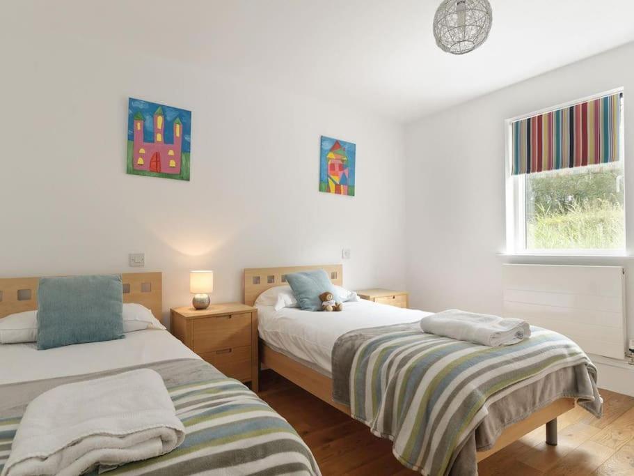 Cotswolds Lake Side Home With Luxury Spa Swallows Nest,Lower Mill Estate, Lakeside Home And Spa With A Harry Potter Cupboard Under The Stairs Somerford Keynes エクステリア 写真