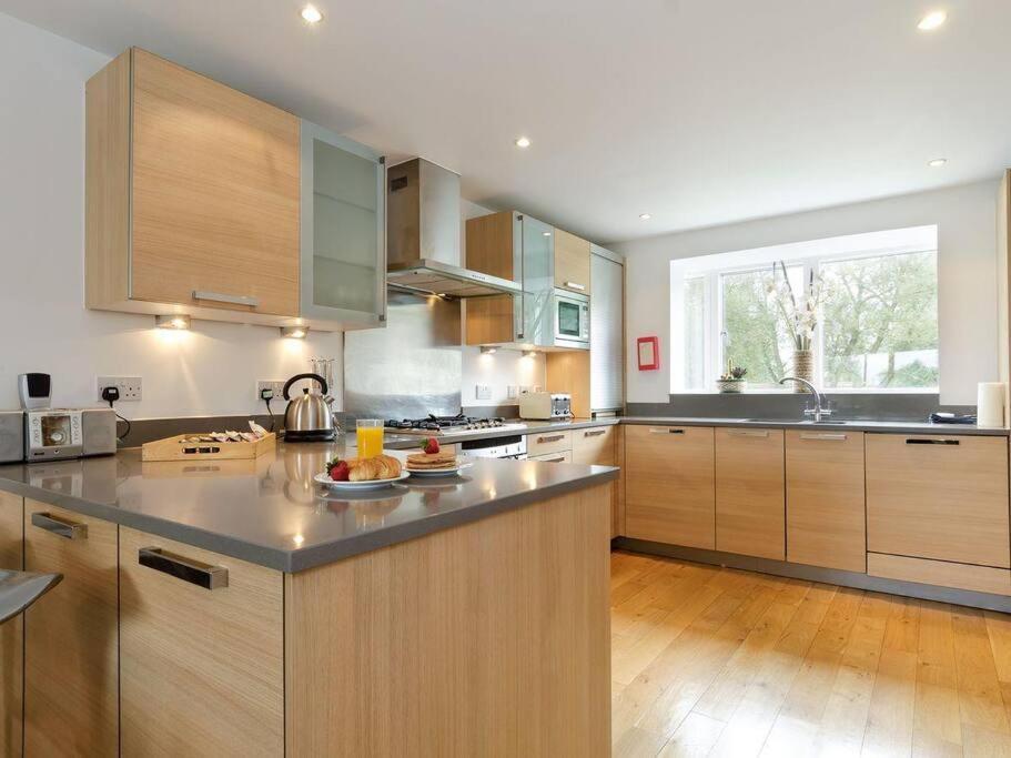 Cotswolds Lake Side Home With Luxury Spa Swallows Nest,Lower Mill Estate, Lakeside Home And Spa With A Harry Potter Cupboard Under The Stairs Somerford Keynes エクステリア 写真