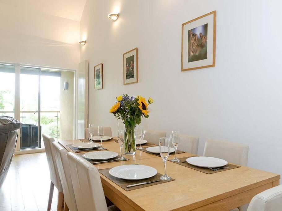 Cotswolds Lake Side Home With Luxury Spa Swallows Nest,Lower Mill Estate, Lakeside Home And Spa With A Harry Potter Cupboard Under The Stairs Somerford Keynes エクステリア 写真
