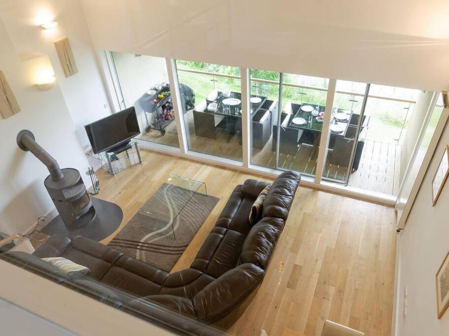 Cotswolds Lake Side Home With Luxury Spa Swallows Nest,Lower Mill Estate, Lakeside Home And Spa With A Harry Potter Cupboard Under The Stairs Somerford Keynes エクステリア 写真